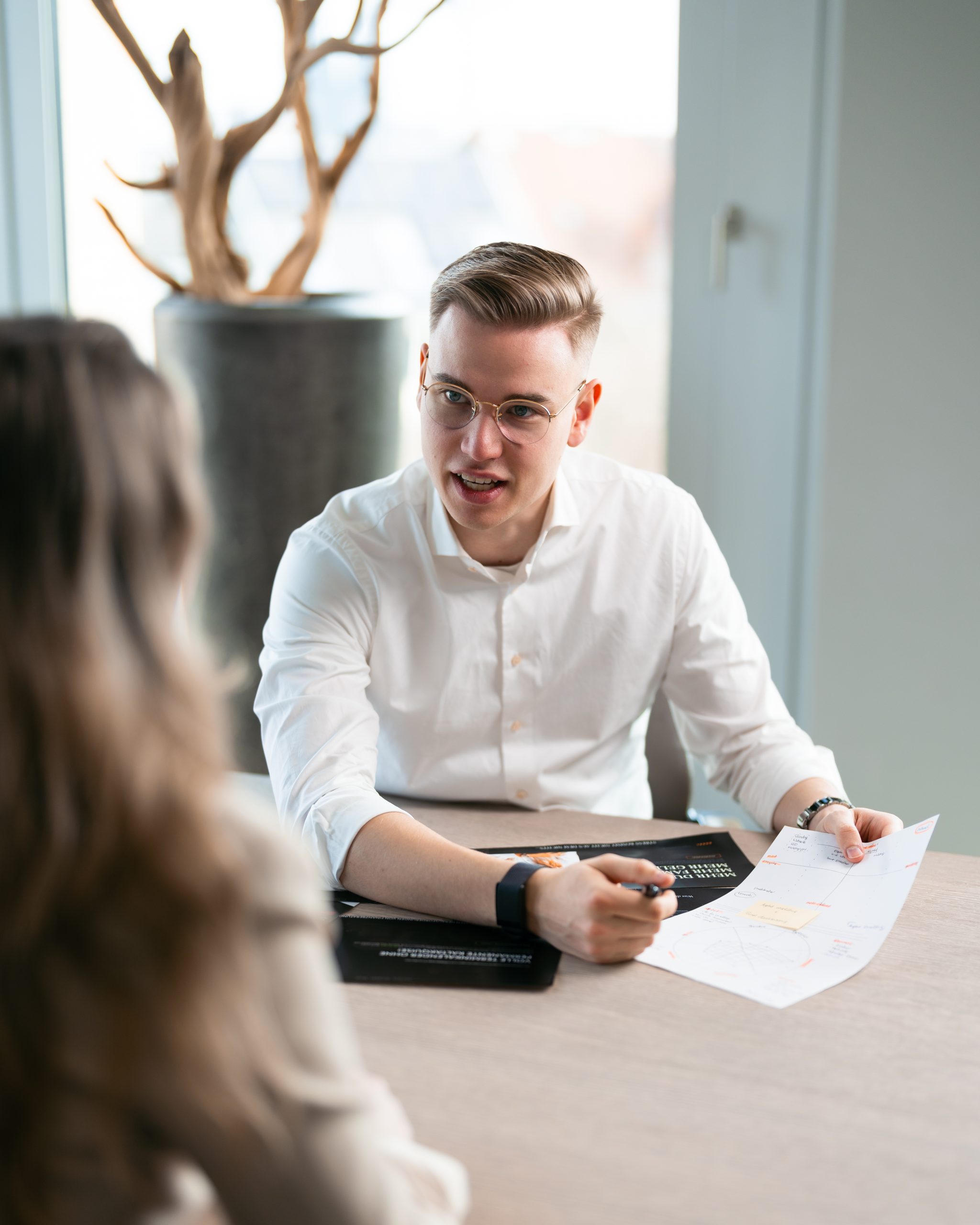 Nicholas Bode, Managing Partner und Corporate Branding Experte bei BB & Parnters führt eine Kundenbetreuung durch.